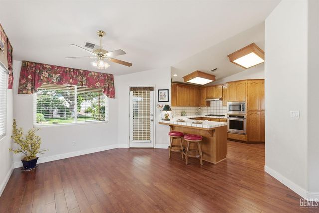 5702 Stageline Drive, Bakersfield, CA 93312