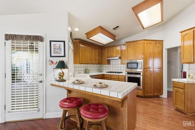 5702 Stageline Drive, Bakersfield, CA 93312