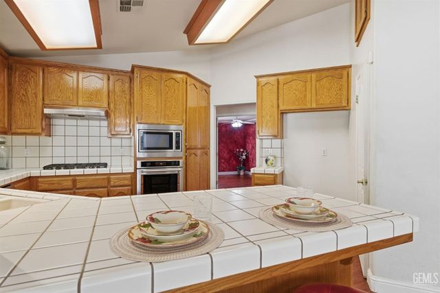5702 Stageline Drive, Bakersfield, CA 93312