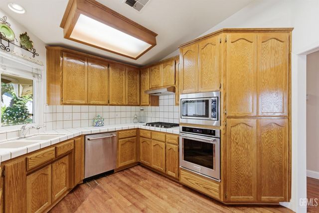 5702 Stageline Drive, Bakersfield, CA 93312