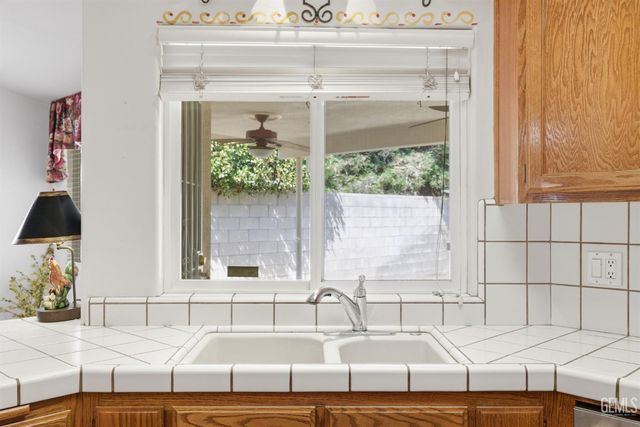 5702 Stageline Drive, Bakersfield, CA 93312