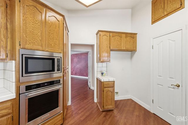 5702 Stageline Drive, Bakersfield, CA 93312