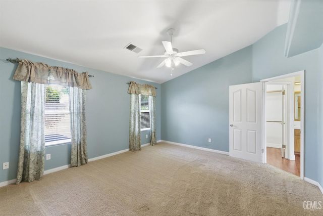 5702 Stageline Drive, Bakersfield, CA 93312