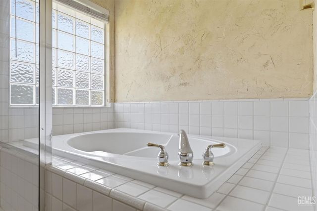 5702 Stageline Drive, Bakersfield, CA 93312