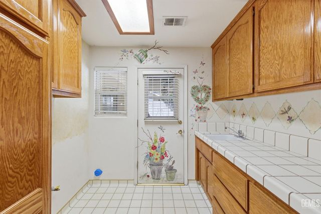 5702 Stageline Drive, Bakersfield, CA 93312