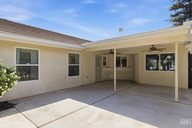 5702 Stageline Drive, Bakersfield, CA 93312