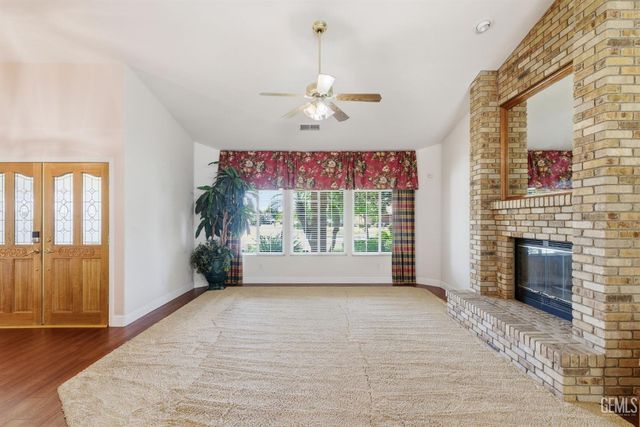 5702 Stageline Drive, Bakersfield, CA 93312