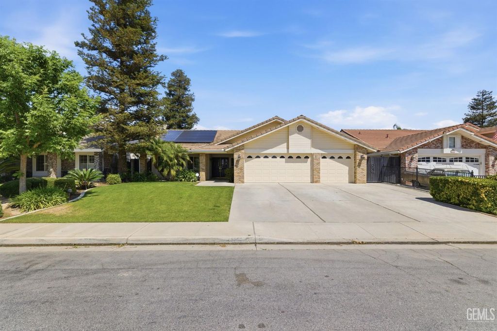 5702 Stageline Drive, Bakersfield, CA 93312