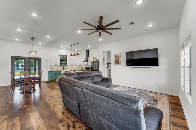 109 Lavonna Fox DR, Burnet, TX 78611