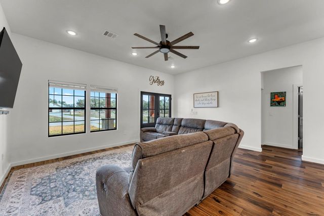 109 Lavonna Fox DR, Burnet, TX 78611