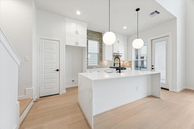 817 Thornton Road D, Houston, TX 77018