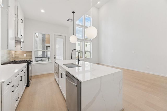 817 Thornton Road D, Houston, TX 77018