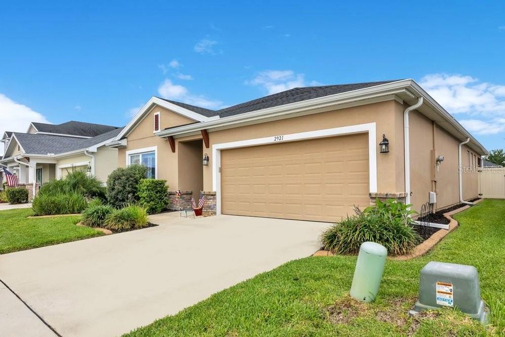 Image 3 of property listing at 2921 DEERBERRY LANE, Clermont, FL 34714