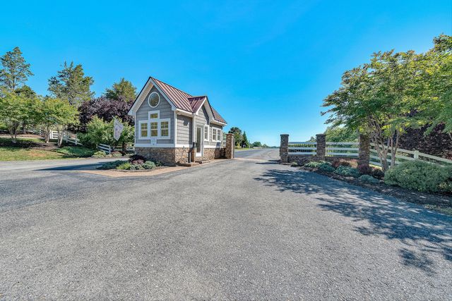 50 Sapphire LN, Moneta, VA 24121