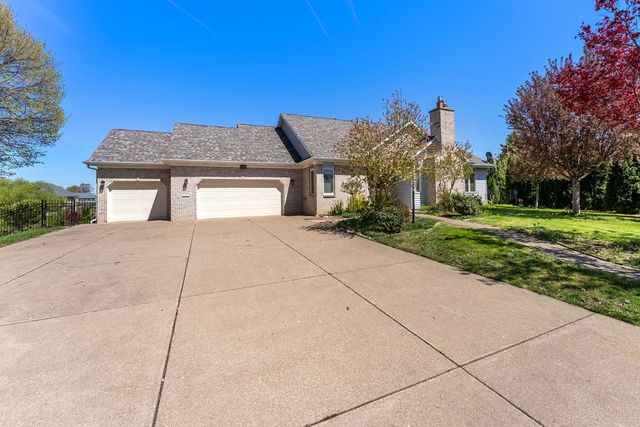 4629 Willowwood Court, Davenport, IA 52807