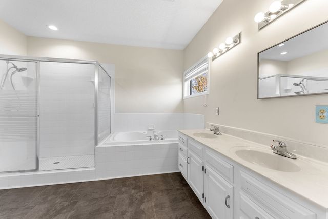 4629 Willowwood Court, Davenport, IA 52807