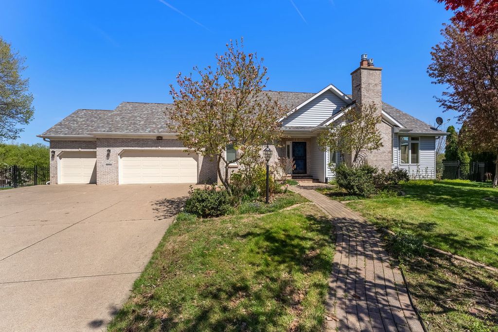 4629 Willowwood Court, Davenport, IA 52807
