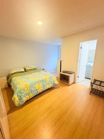 927 NW 106th Ave Cir, Miami, FL 33172