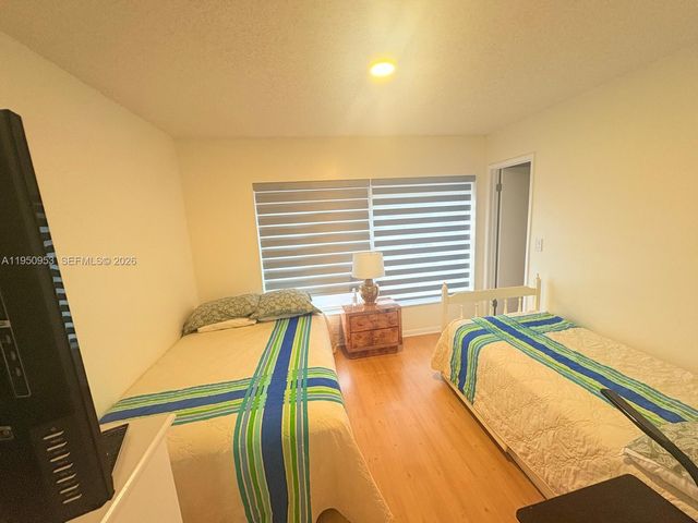 927 NW 106th Ave Cir, Miami, FL 33172