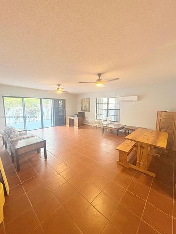 927 NW 106th Ave Cir, Miami, FL 33172