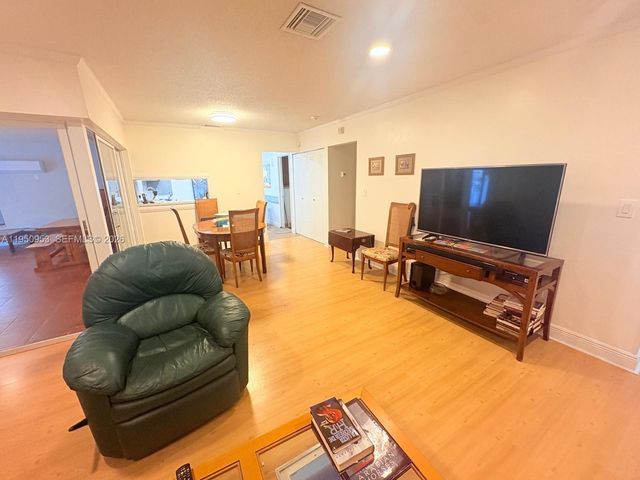 927 NW 106th Ave Cir, Miami, FL 33172