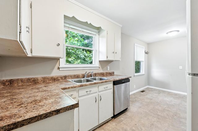 513 Adams Ct, Clarksville, TN 37040