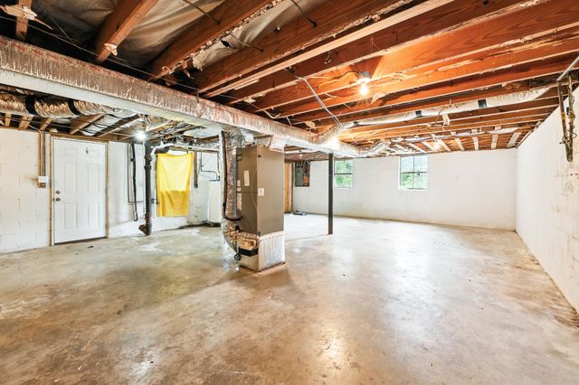 513 Adams Ct, Clarksville, TN 37040