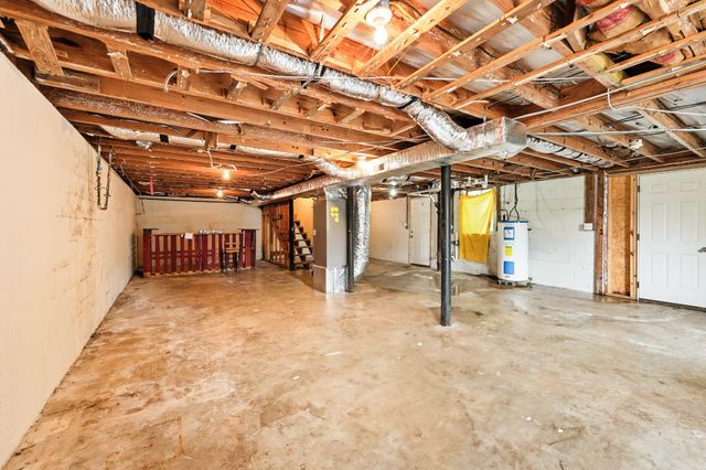 513 Adams Ct, Clarksville, TN 37040