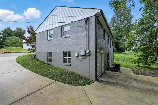 513 Adams Ct, Clarksville, TN 37040