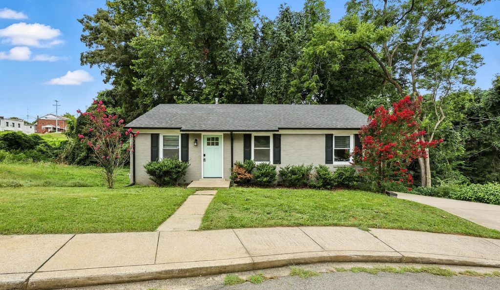 513 Adams Ct, Clarksville, TN 37040