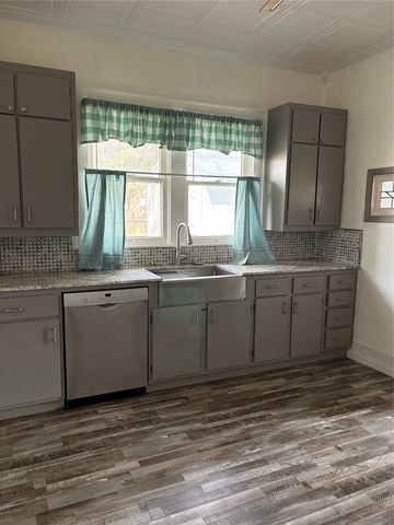 423 E Navasota Street, Groesbeck, TX 76642