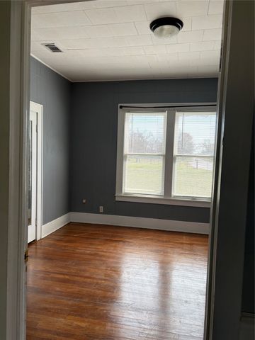 423 E Navasota Street, Groesbeck, TX 76642