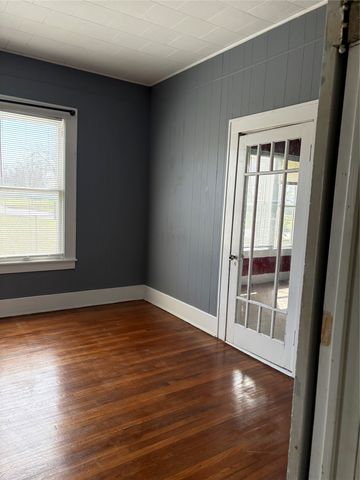 423 E Navasota Street, Groesbeck, TX 76642