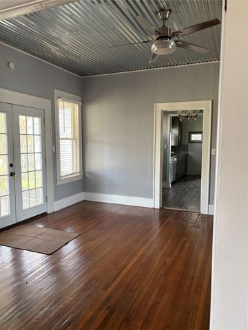 423 E Navasota Street, Groesbeck, TX 76642