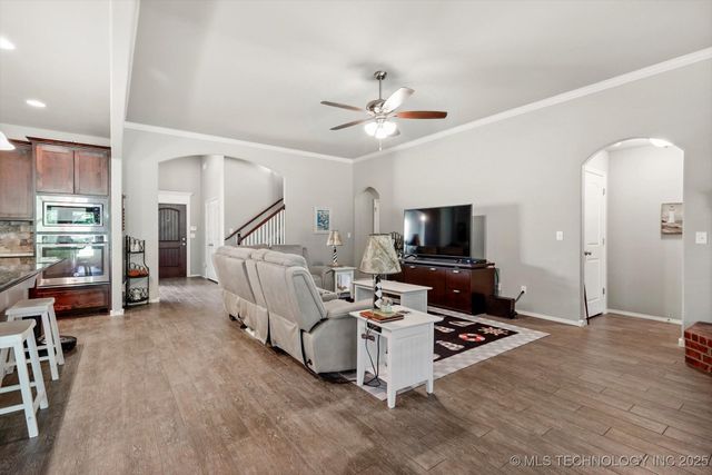 6904 S Chestnut Avenue, Broken Arrow, OK 74011