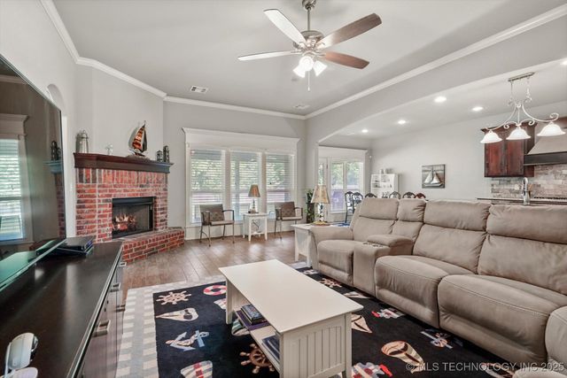 6904 S Chestnut Avenue, Broken Arrow, OK 74011