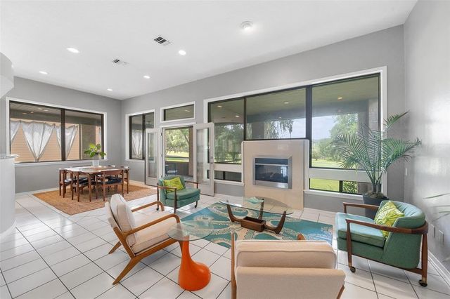 100 Cove W, Conroe, TX 77356