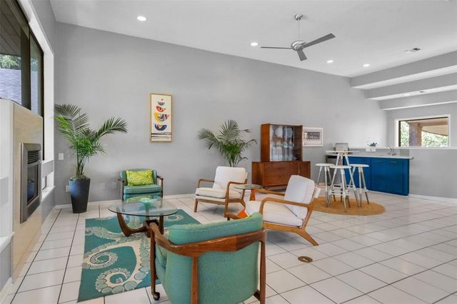 100 Cove W, Conroe, TX 77356