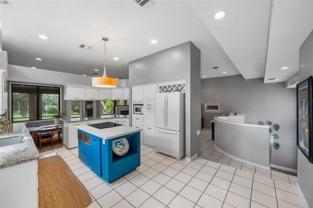 100 Cove W, Conroe, TX 77356