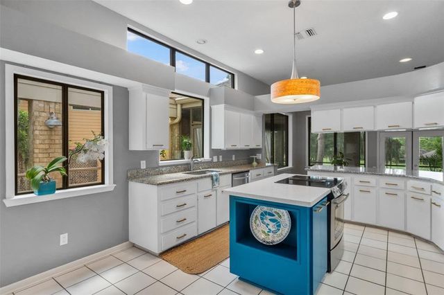 100 Cove W, Conroe, TX 77356