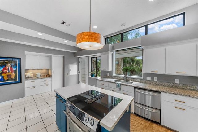 100 Cove W, Conroe, TX 77356