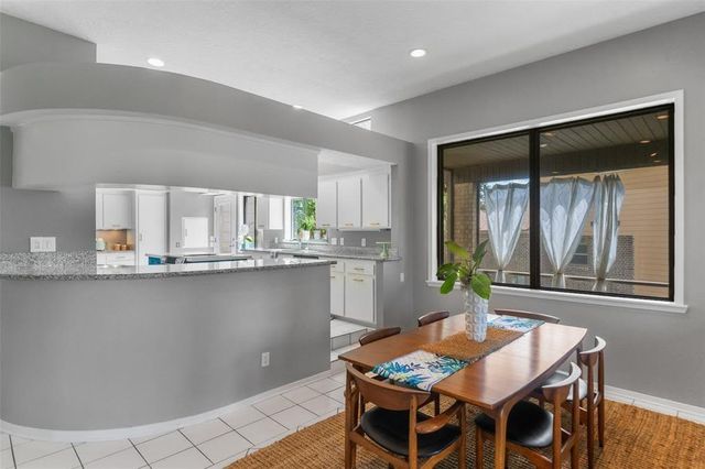 100 Cove W, Conroe, TX 77356