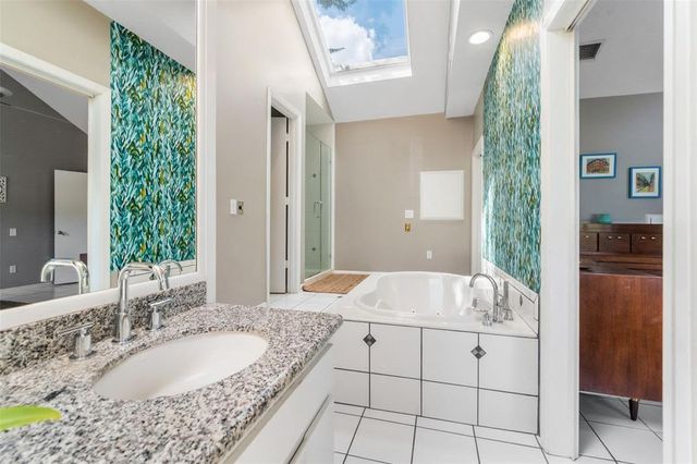 100 Cove W, Conroe, TX 77356