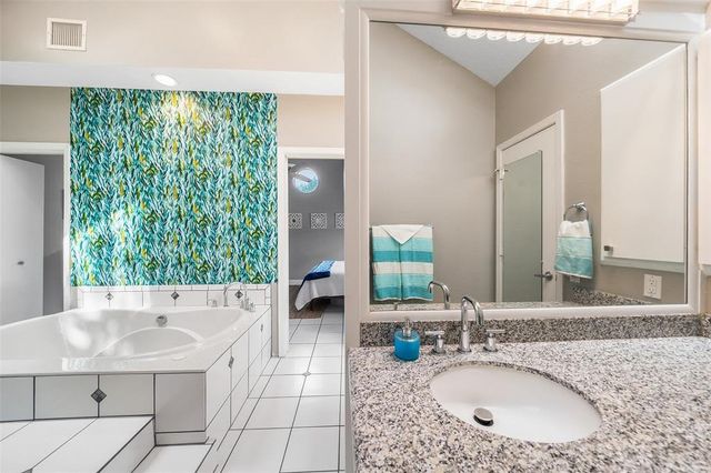 100 Cove W, Conroe, TX 77356