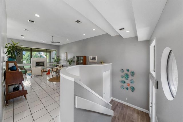 100 Cove W, Conroe, TX 77356