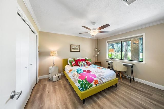 100 Cove W, Conroe, TX 77356