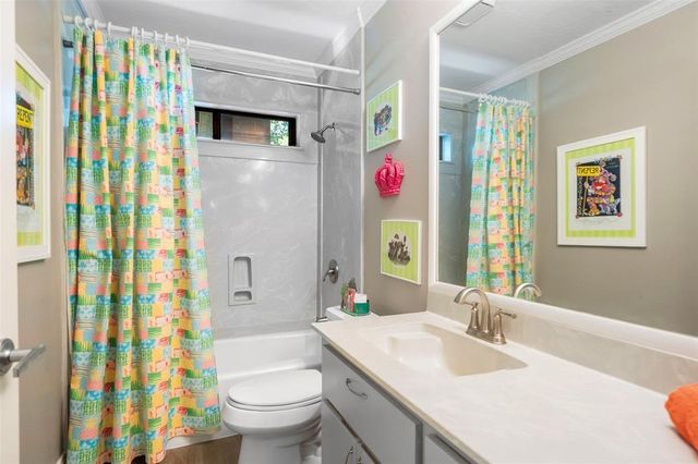 100 Cove W, Conroe, TX 77356