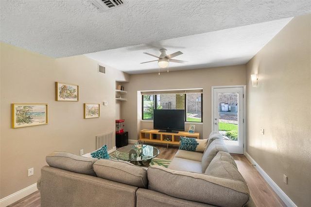 100 Cove W, Conroe, TX 77356