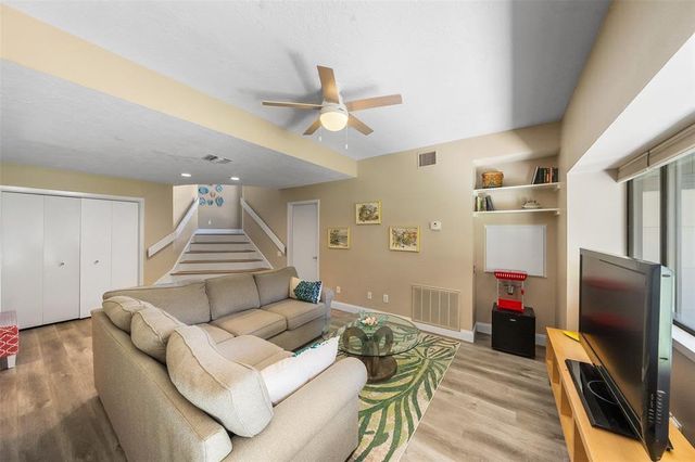 100 Cove W, Conroe, TX 77356