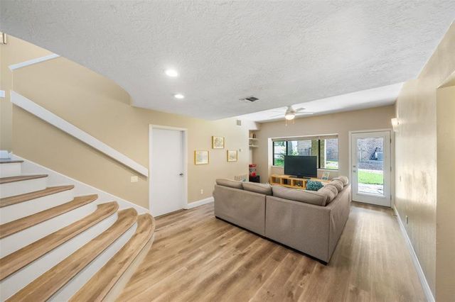 100 Cove W, Conroe, TX 77356